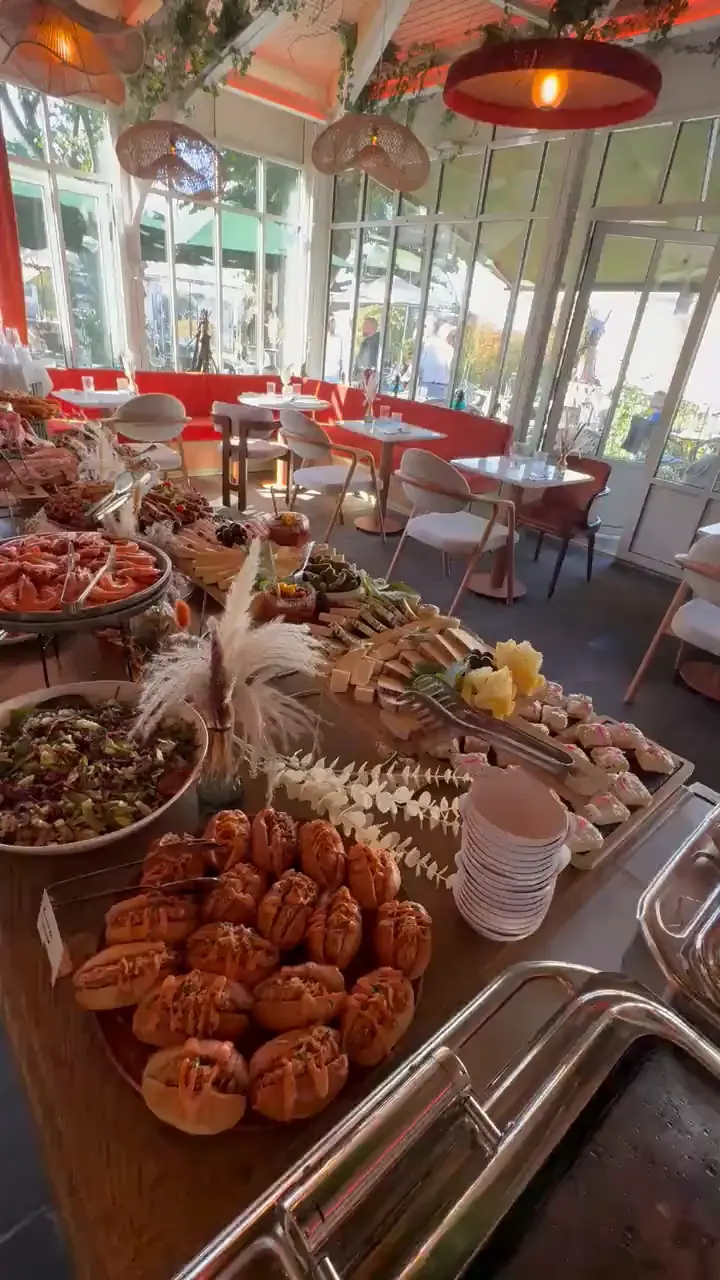 Le buffet du Brunch Royal dans la Verrière : plateaux de fruits de mer, charcuteries et salades