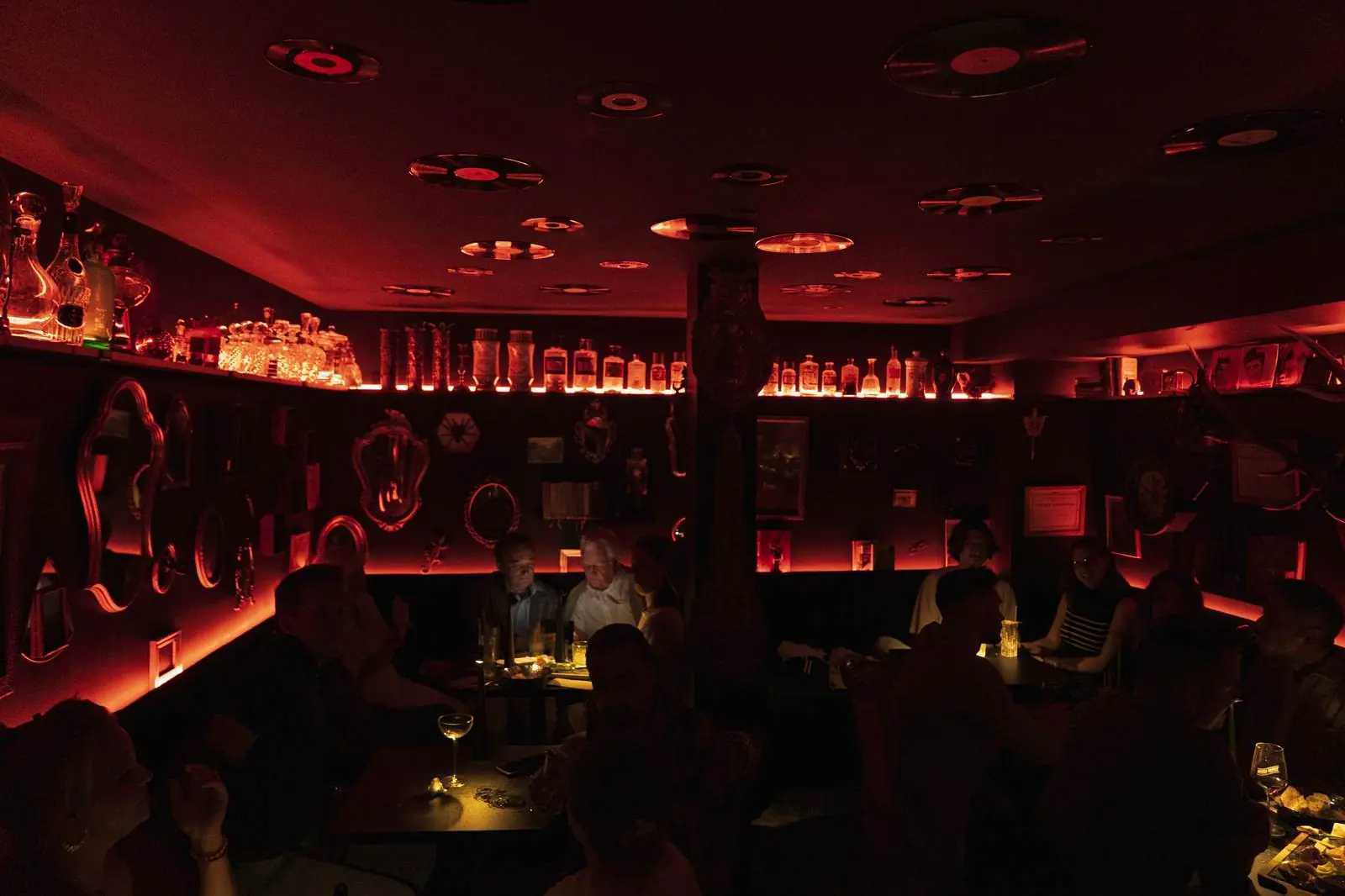 La salle de La Crypte, miroirs et lumière rouge