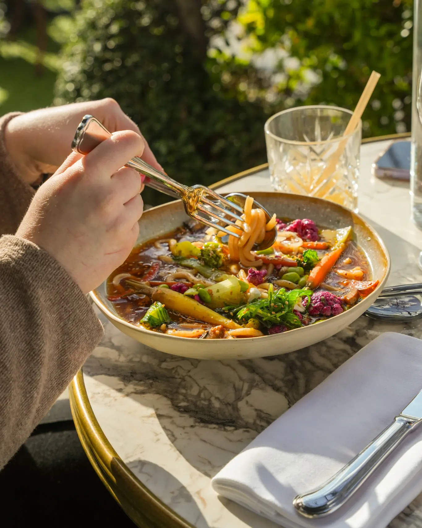 Bowl de saison servi sur le rooftop