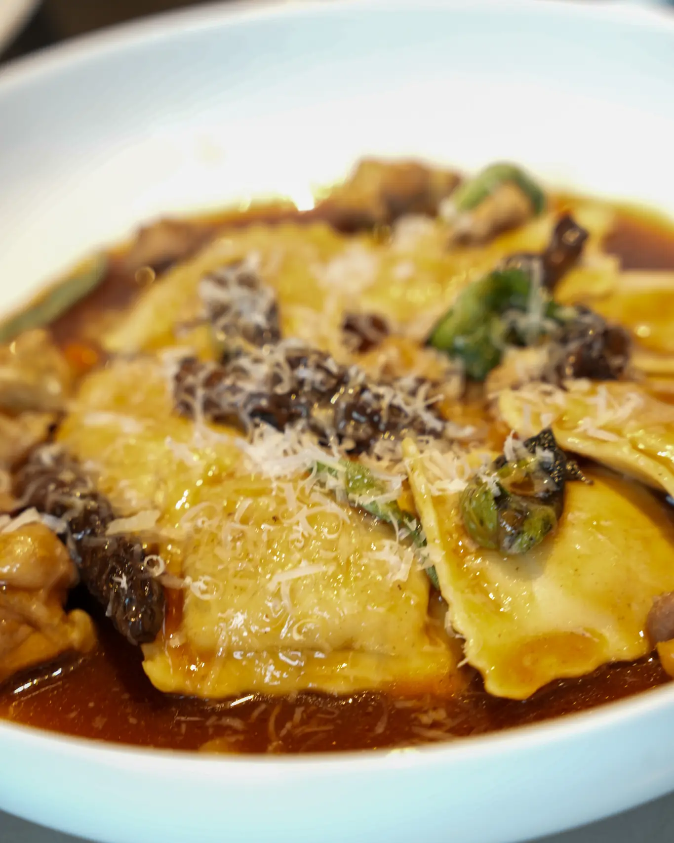 Raviolis, jus corsé et copeaux de parmesan