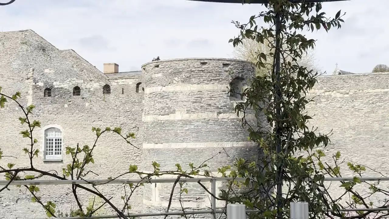 L'Arche rooftop terrace: a table set under the pergola, facing the ramparts of the Château d'Angers
