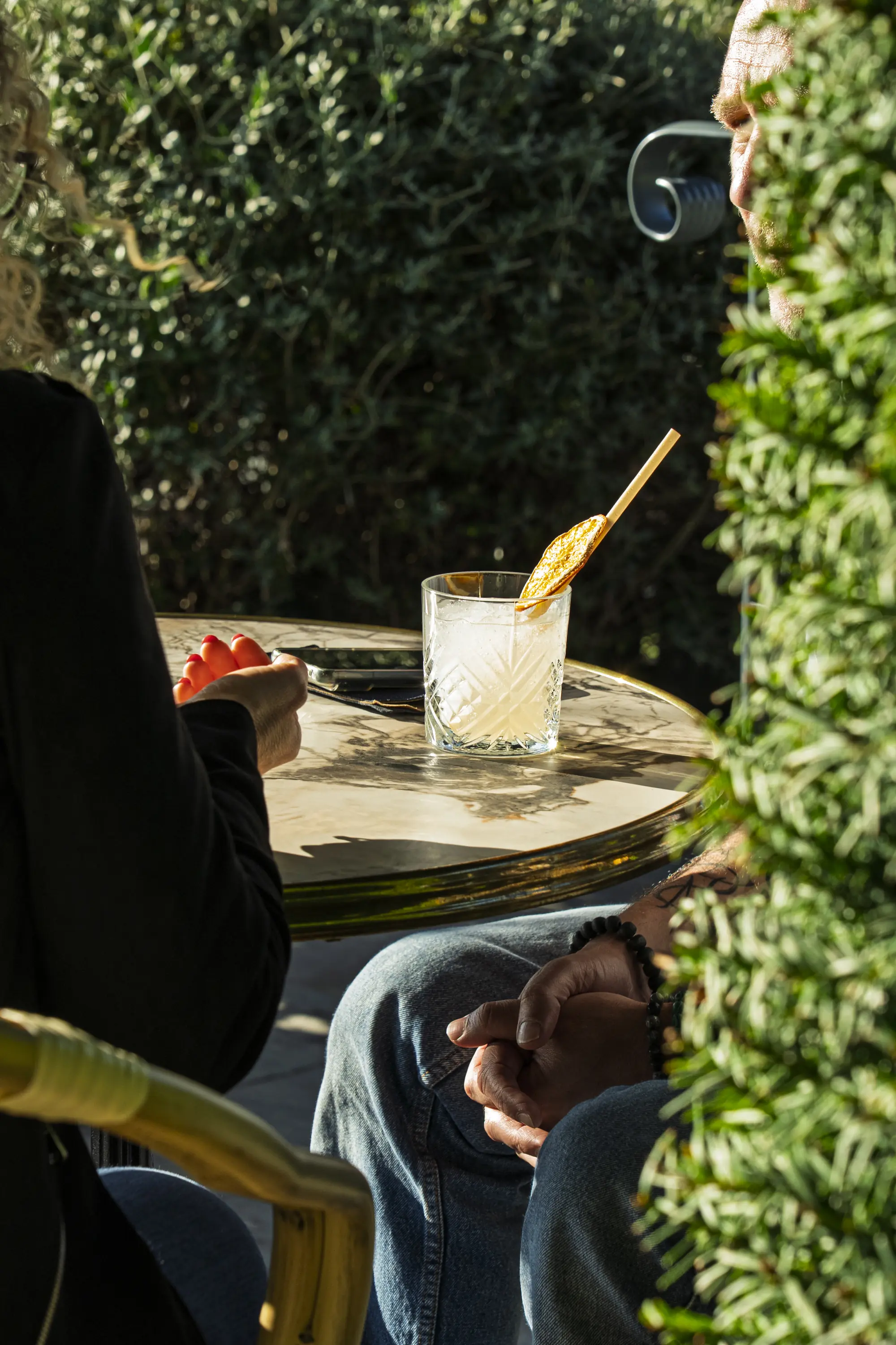 Un cocktail sur le rooftop de L'Arche au milieu de la verdure