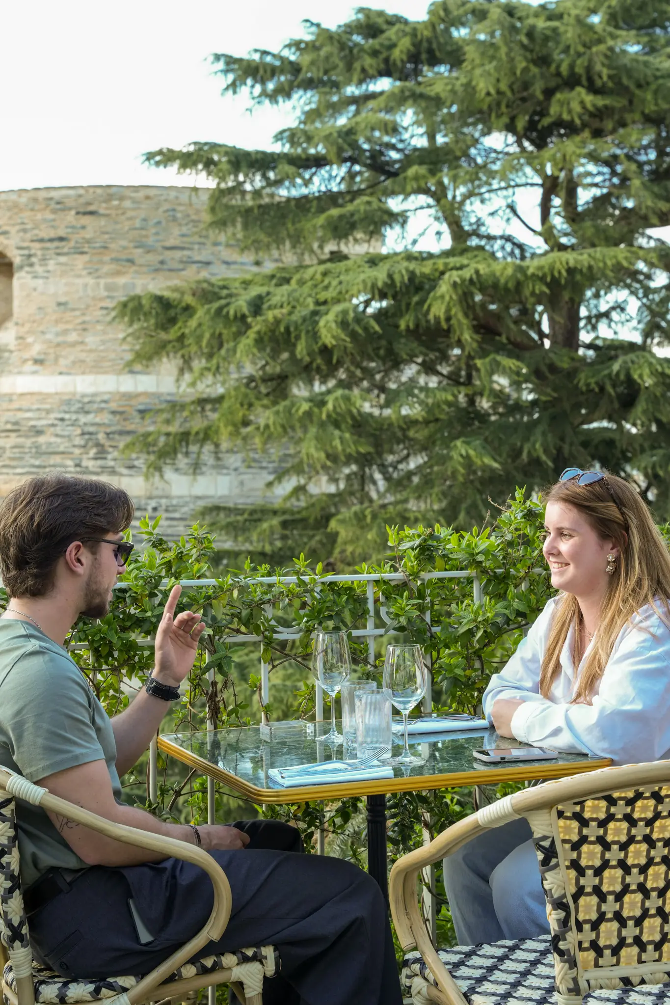 Déjeuner à deux sur le rooftop, les tours du Château derrière