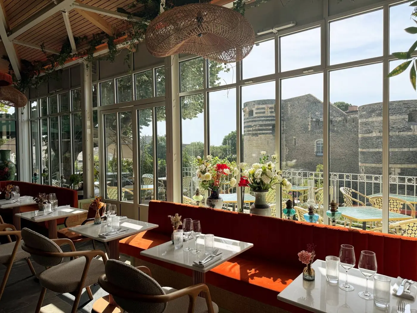 La Verrière de L'Arche : banquettes de velours, tables en marbre et vue sur les tours du Château d'Angers